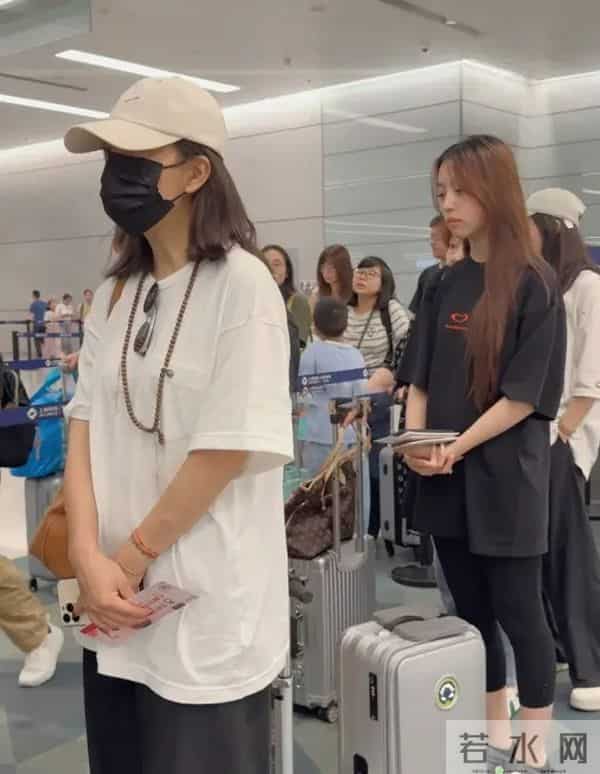 面相又变了!49岁赵薇近照曝光,婚礼上用心打扮,却走不了回头路