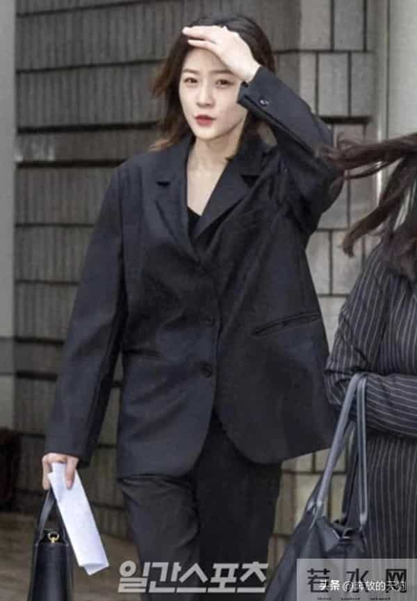 金赛纶酒驾出庭的这组照片可以说是封神了，冷白皮气质清冷高级