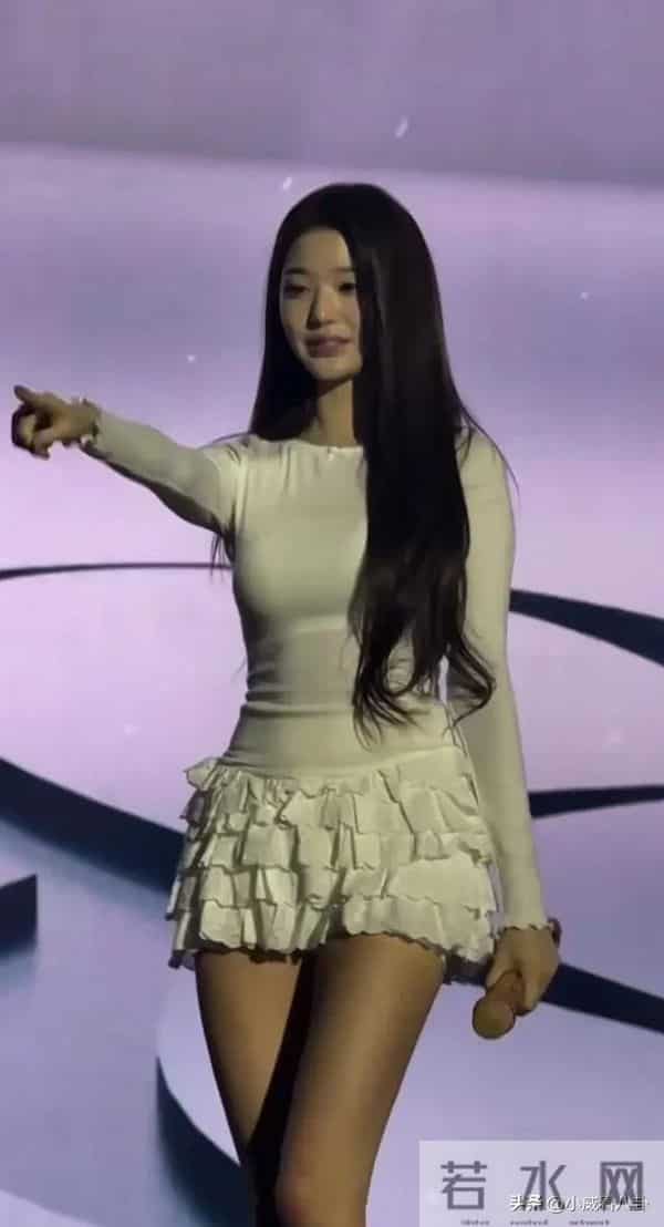 张元英这身材真是看得人脸红心跳，目不转睛，实在是太美太性感了