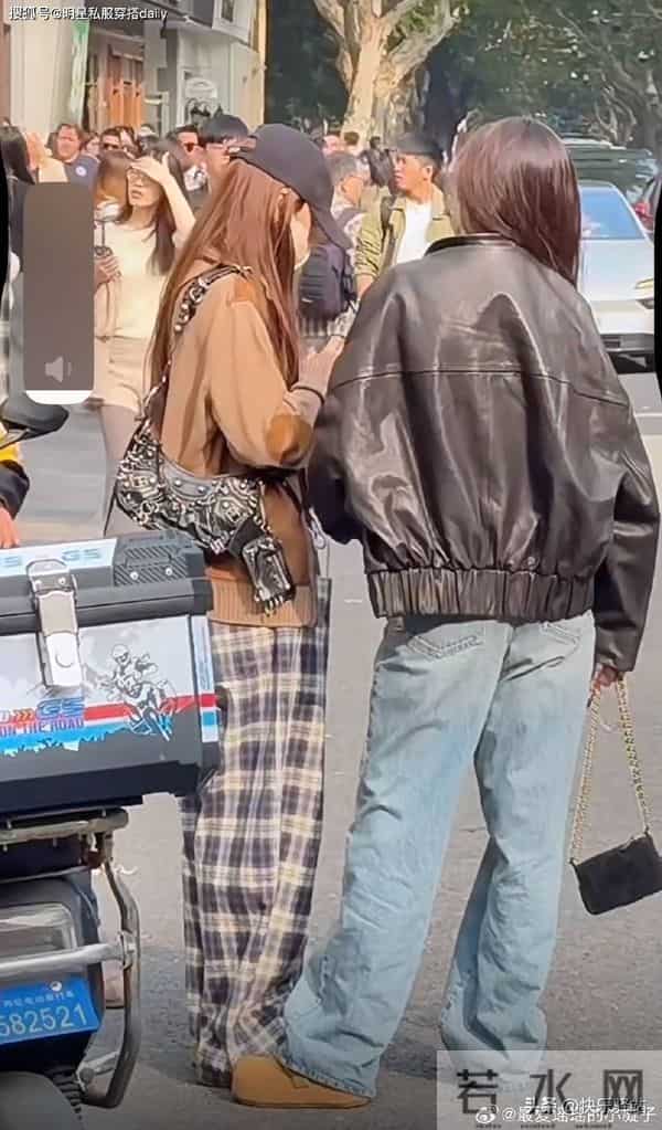 baby在上海路边摊吃饭 吃到忘情还舔手指 用手擦嘴擦脸 毫无星味