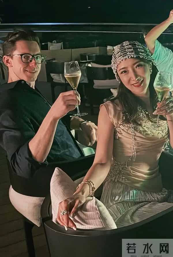 陈赫前妻在沙特庆生，39岁许婧穿露背装好辣，外籍老公185有胸肌