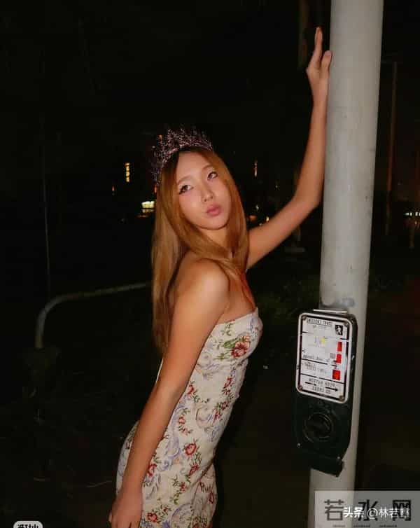 小S大女儿Elly晒自拍照,穿抹胸短裙,身材火辣,网友:像小S