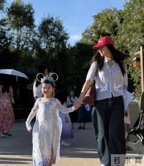 朱珠被4岁女儿扑倒，瘫坐地上笑得见牙不见眼，3名助理才扶起来