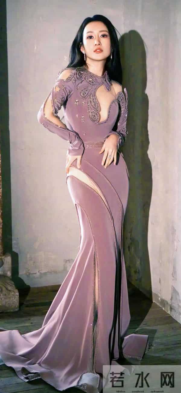 王鸥170cm神仙身材！大长腿穿搭美炸了