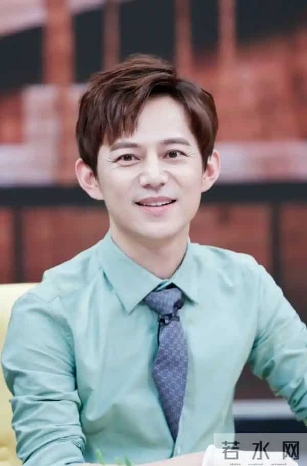 何炅主持生涯迈入第30年，齐思钧献花致敬，王鹤棣在台下鼓掌欢呼