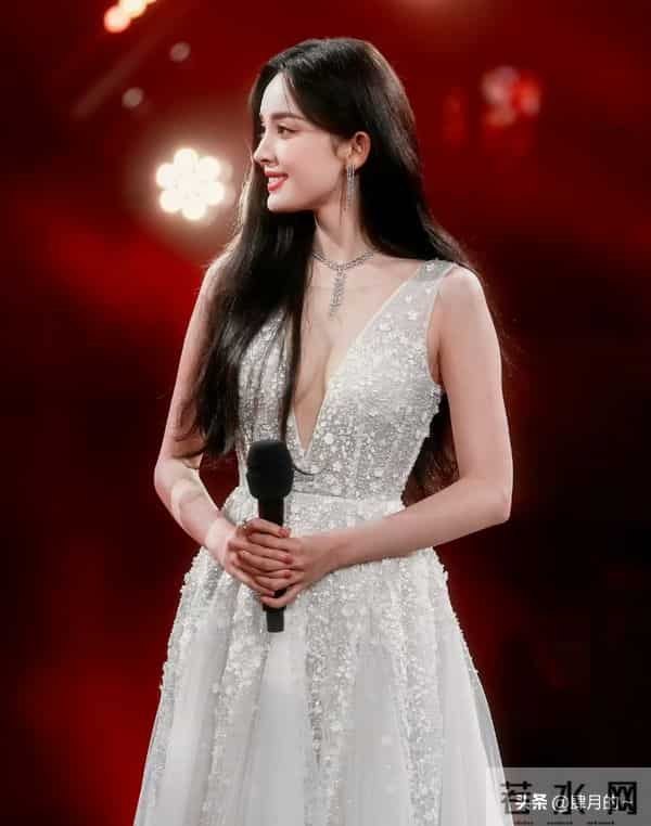 娜扎穿衣太妖娆,胸前开叉到肚脐,最后却学热巴用手紧紧捂住