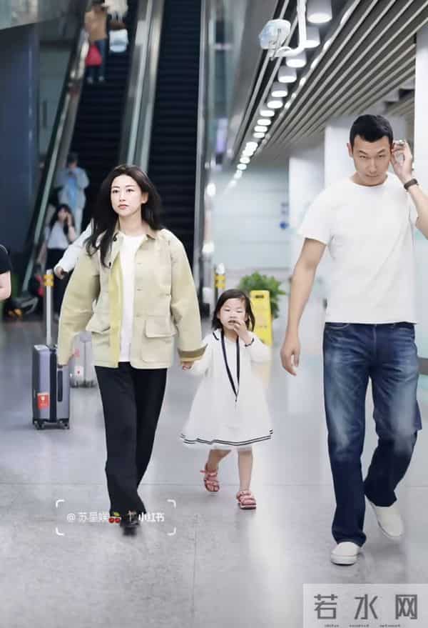 朱珠被4岁女儿扑倒，瘫坐地上笑得见牙不见眼，3名助理才扶起来