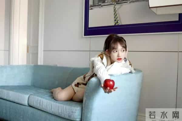 程潇光脚丫齐刘海写真，太清纯身材又棒