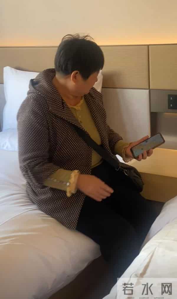 郭晓峰妈妈携亲戚来北京玩，住在小酒店，2个孙女出镜全程玩手机