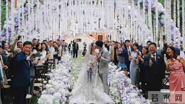 李嘉欣亲姐当婆婆了,有多少人还记得她苦等五年,带球上位的往事