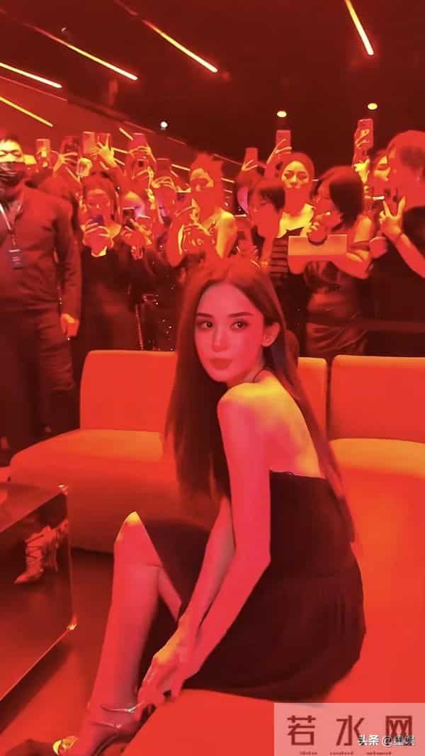 娜扎黑色裙坐在沙发上