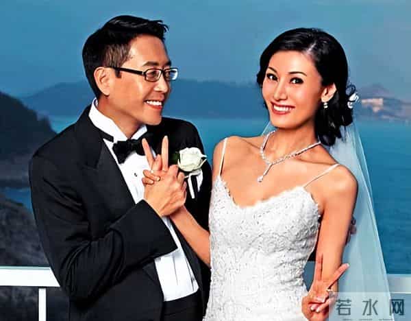 李嘉欣姐姐在上海参加继子婚礼,被敬茶笑不拢嘴,15岁儿子罕露脸