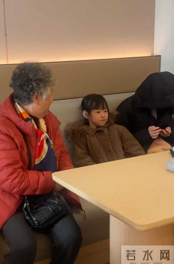 郭晓峰妈妈携亲戚来北京玩，住在小酒店，2个孙女出镜全程玩手机