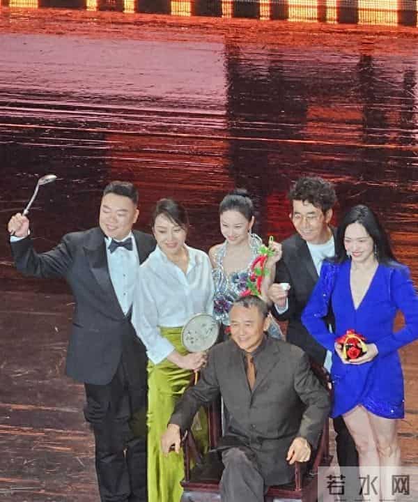 7年了，欧豪还是会偷看马思纯，一个失神的眼神，全网意难平