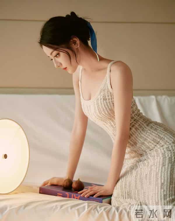 迪丽热巴光脚也太绝了！针织裙衬出纤美身材，温柔裹着慵懒的气质