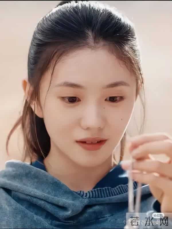 刘浩存绝美性感，气质封神惊艳瞬间