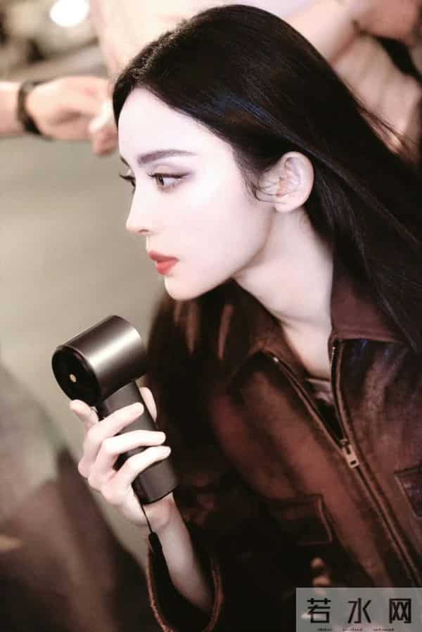 娜扎短款小皮衣，美的不可方物