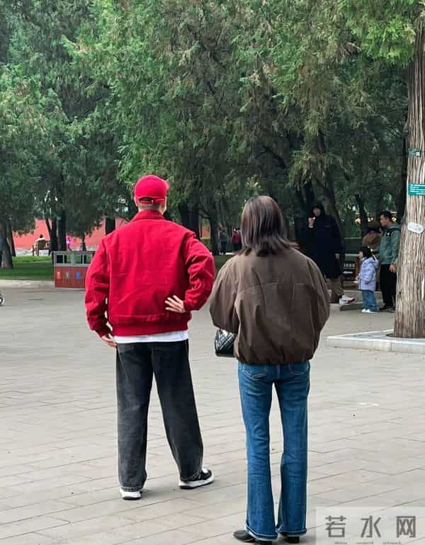 李纯马頔新婚逛地坛公园，李纯真人很瘦大长腿，男方贴心帮她提包