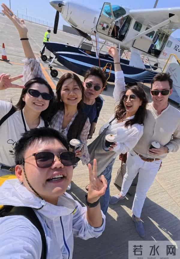 陈赫前妻在沙特庆生，39岁许婧穿露背装好辣，外籍老公185有胸肌