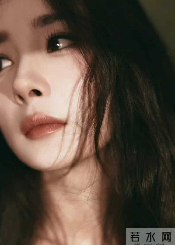 杨幂黑色抹胸裙仙气飘飘