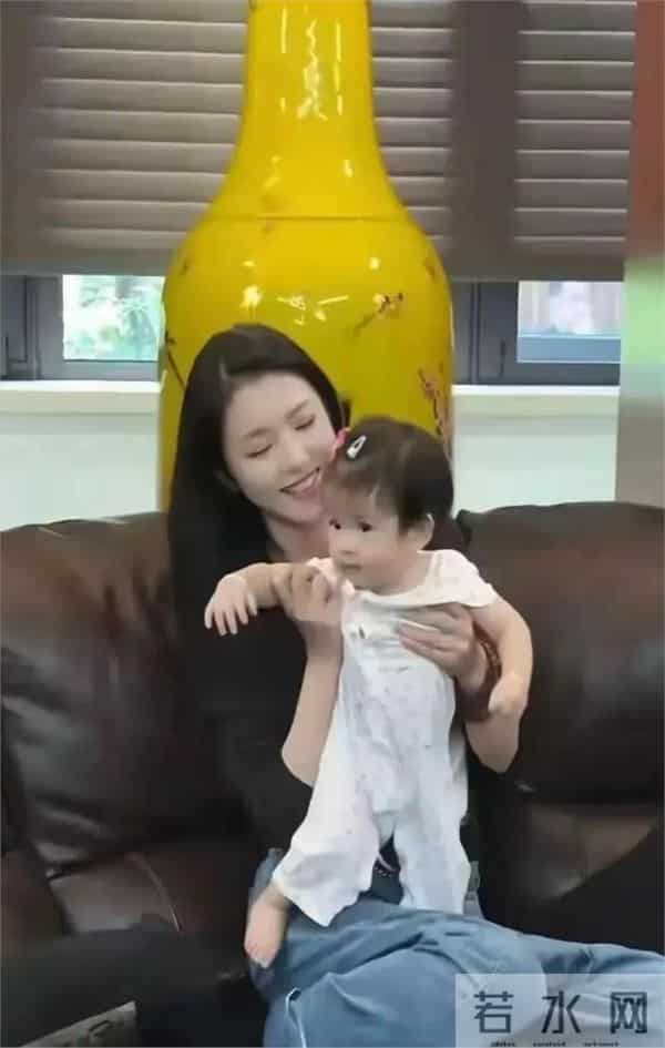 李云霄晒在家哄娃照,休闲装穿出20岁少女感,完美冻龄女神!