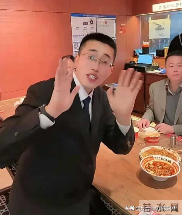 太有面！小井现身北京，汪小菲高规格接待，两人同排并坐一起用餐