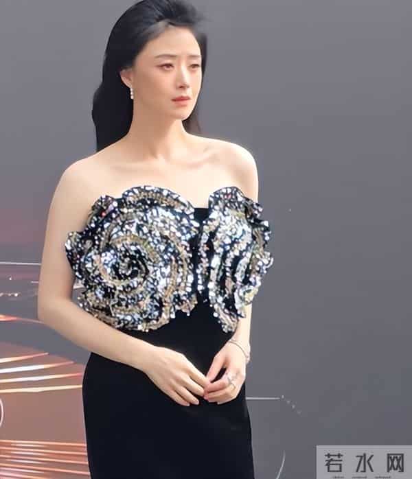 北京这一夜，秦海璐肿了，蒋欣瘦成皮包骨，却被66岁的她惊艳了