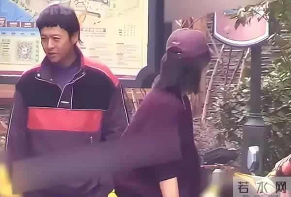 白百何带两个儿子现身!17岁大儿子长得像前夫陈羽凡,二儿子5岁