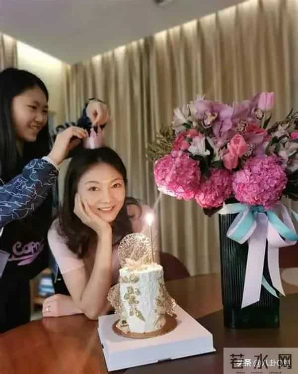 恩爱25年难敌岁月残酷！74岁张艺谋瘦弱如柴，43岁陈婷仍娇美如花