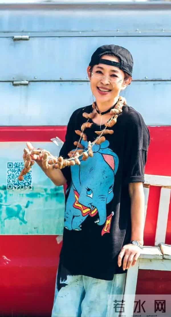 六十多岁倪萍美到认不出！穿汉服亮相端庄优雅，好似画中走出人物