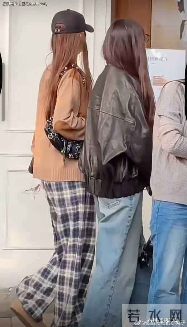 baby在上海路边摊吃饭 吃到忘情还舔手指 用手擦嘴擦脸 毫无星味