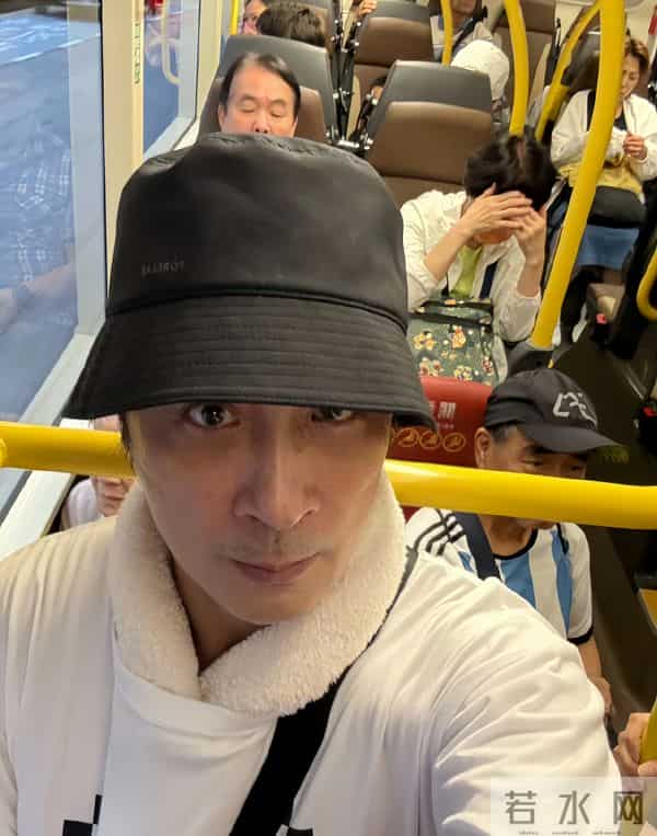 64岁吴镇宇近况，生图皮肤紧致五官能打，刷老年卡坐公交遭人嫌弃