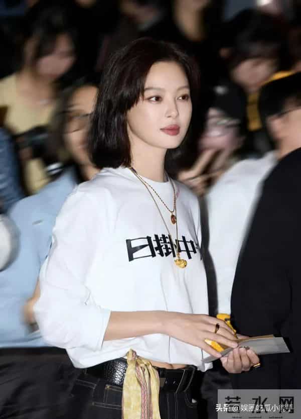 辛芷蕾路演穿搭分享，戴老铺的金葫芦项链穿香奈儿外套，优雅大气