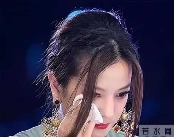 面相又变了!49岁赵薇近照曝光,婚礼上用心打扮,却走不了回头路