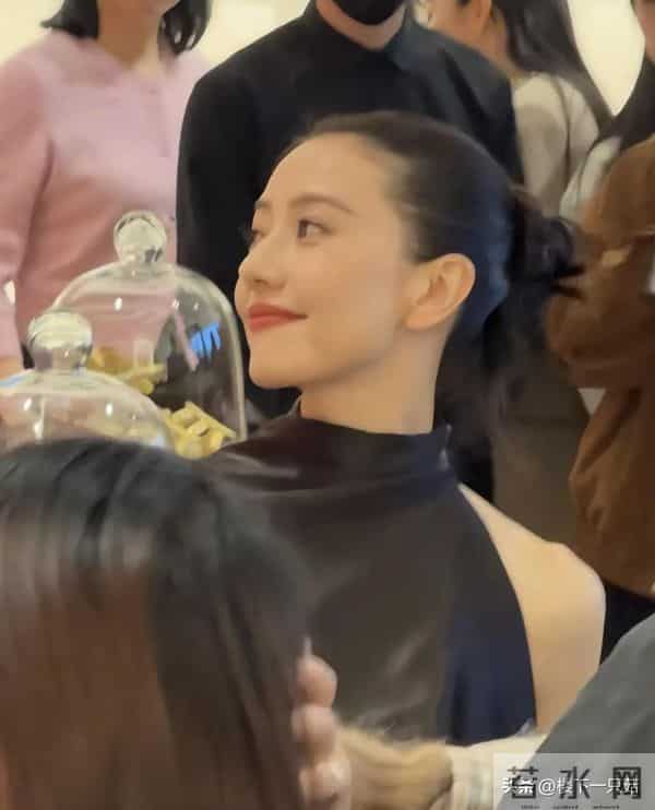 高圆圆初冬活动大秀美背 贴头皮造型优雅 细纹也挡不住的顶级骨相美