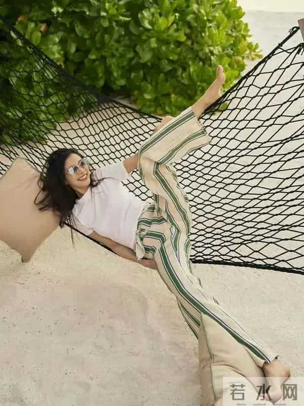 杨颖大胆展示自己光脚丫美腿美好身材