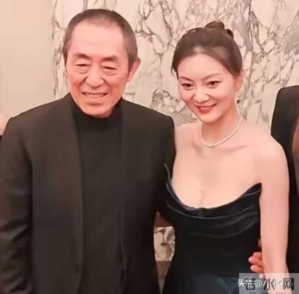 恩爱25年难敌岁月残酷！74岁张艺谋瘦弱如柴，43岁陈婷仍娇美如花