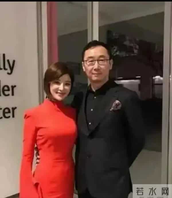 导演陆川与妻子央视播音员蝴蝶，在一起，温暖又温馨，其乐融融