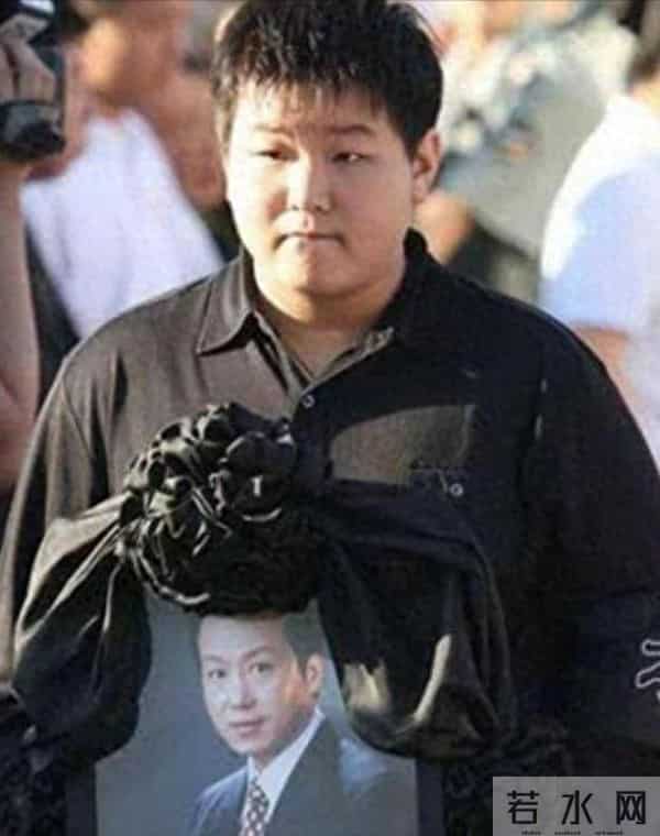 原来他是罗京的儿子，14岁时扛起小家，母亲再嫁时只提了一个要求