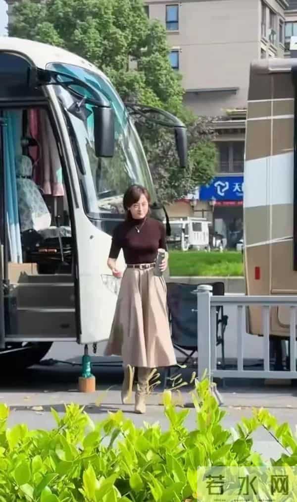 43岁孙俪上班被偶遇，打扮好知性，身材真的很好，手里拿着保温杯