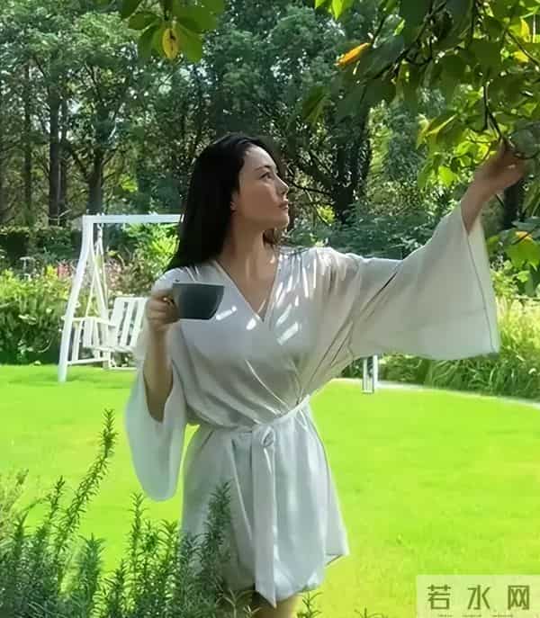 张馨予一人在家吃长毛的蘑菇酱，胃里翻江倒海，老公何捷在校上班