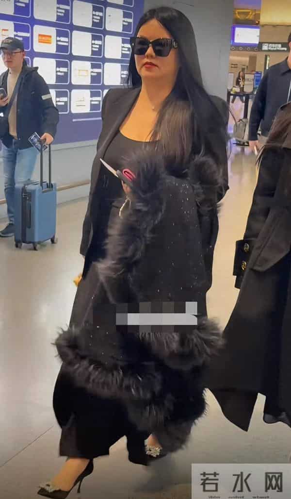 王岳伦一家现身机场，李湘满身肉，气场强大，网友：感觉是和好了