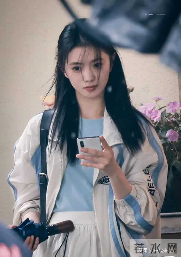 刘浩存绝美性感，气质封神惊艳瞬间