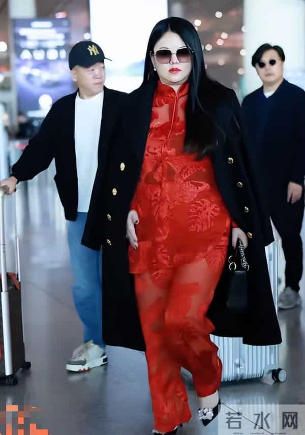 王岳伦一家三口同框，李湘瘦了，被问及模仿热潮，本人笑而不语