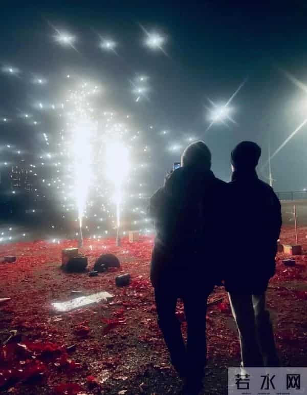 45岁董洁在河北巡店，生图皮肤白皙褶子多，腿短个子矮身材五五分