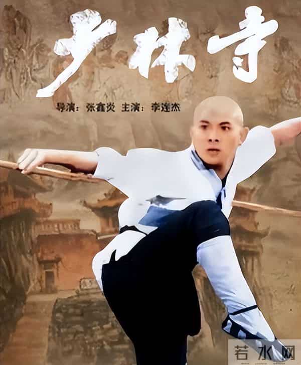 62岁李连杰豪宅游泳，脱光上衣自证清白，大腹便便并无刀疤