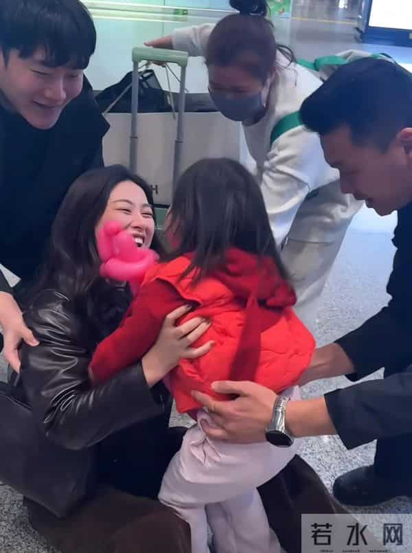 朱珠现身机场,不停撩拨头发被吐槽,女儿王珠宝接机把她扑倒了