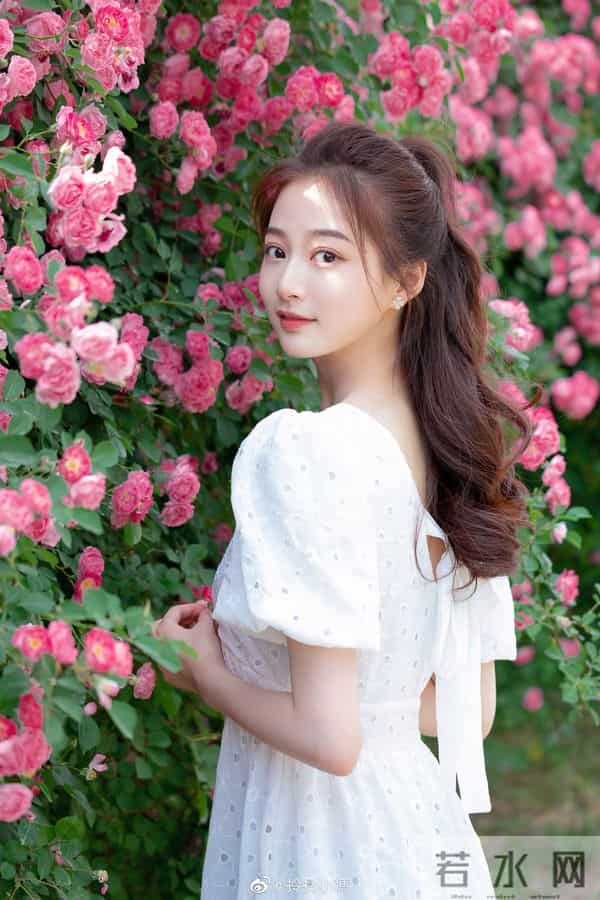 中传校花冯琳当主持人啦！不愧是最美领读员 这颜值不比明星差