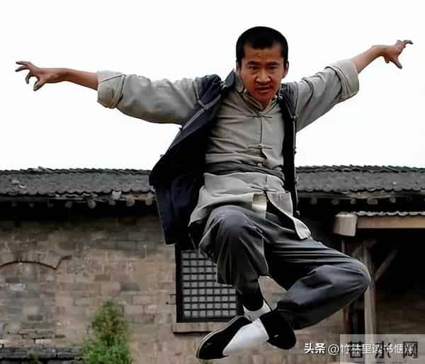 知名演员无戏可拍，回老家摆摊卖炒面，张颂文一句话揭开内娱真相