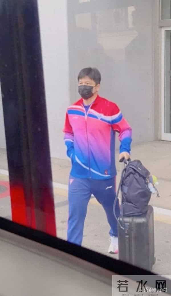 樊振东在澳门被偶遇，他看起来瘦了不少，穿着迷彩服运动装 帅呆了